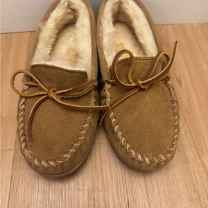 Minnetonka Sheepskin Hardsole Slipper